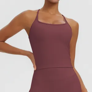 Detailansicht eines burgunderroten Yoga-Oberteils mit integrierten Pads für Sport und Fitness.