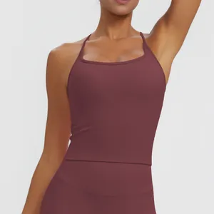 Detailansicht eines weinroten Sport-Tops mit Polstern für Yoga und Fitnessübungen