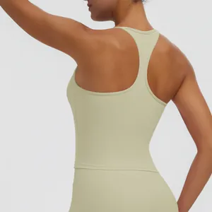 Detailansicht der Rückseite eines einfarbigen Racerback-Sporttops aus Funktionsmaterial