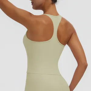 Detailansicht der Rückseite eines salbeigrünen Racerback-Sport-BHs für Yoga-Training