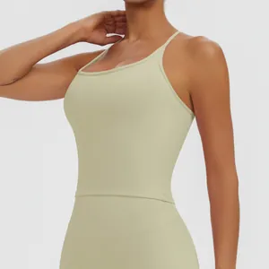 Detailansicht des hellolivgrünen Yoga-Tops mit dünnen Trägern und Passform