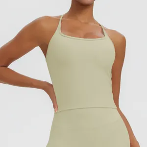 Detailansicht eines salbeigrünen, gepolsterten Sport-Tops für Yoga und Fitnesstraining