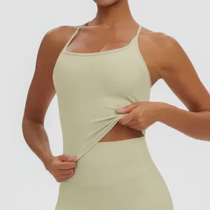 Detailaufnahme des salbeigrünen Yoga-Tops zeigt den elastischen Stoff und die Passform