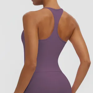 Detailansicht eines lila Racerback-Sporttops aus schnell trocknendem, festem Stoff