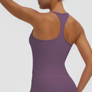 Detailansicht des Racerback-Designs bei diesem lila schnelltrocknenden Damen Sport-Top.