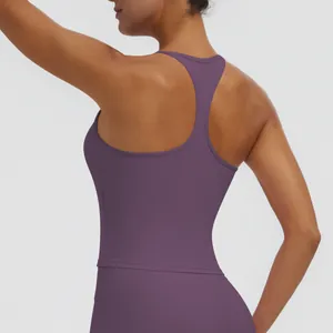 Detaillierte Rückansicht eines lila Racerback-Sporttops aus elastischem, schnell trocknendem Stoff