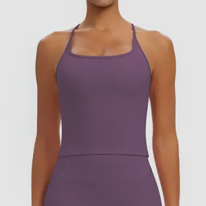 Nahaufnahme des lila schnelltrocknenden Fitness-Yoga-Tops mit schmalen Trägern und Polstern.