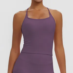 Detailaufnahme eines lila Yoga-Tops aus schnelltrocknendem Stoff und nahtlosem Design
