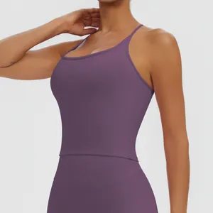 Detailaufnahme eines lila Racerback-Sport-BHs für Yoga- und Fitnesstrainingseinheiten