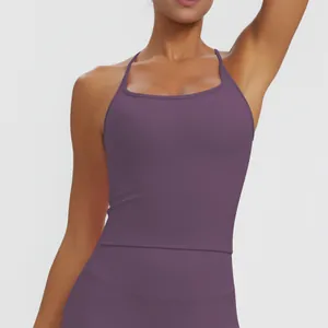 Nahaufnahme des lila Sport-Yoga-Tops mit schmalen Trägern und gepolstertem Halt