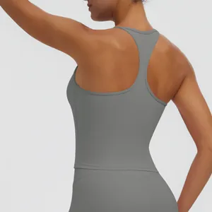 Detaillierte Rückansicht eines grauen Racerback-Sporttops für Yoga und Fitnesstraining