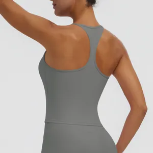 Detailansicht der Rückseite eines grauen Racerback-Sport-BHs für Yoga und Fitness