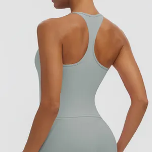 Nahaufnahme des eleganten Racerback-Designs dieses hellgrauen Yoga-Sport-BHs für Damen