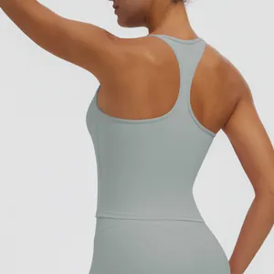 Detailansicht des Racerback-Designs eines hellblaugrauen, schnelltrocknenden Sport-Yogater-Tops