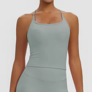 Detailaufnahme eines graugrünen Sport-Tops mit integrierten Polstern und dünnen Trägern