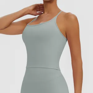 Detaillierte Seitenansicht eines salbeigrünen, engen Sport-Yoga-Tops mit dünnen Spaghettiträgern.