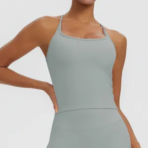 Detailansicht eines grauen Sport-Tops mit schmalen Trägern und elastischem Gewebe