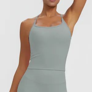 Nahaufnahme eines grauen Yoga-Tops mit dünnen Trägern und quadratischem Ausschnitt