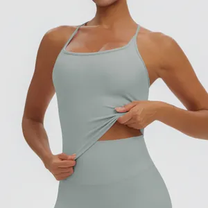 Detailansicht der hohen Elastizität und weichen Textur dieses grauen Yoga-Tanktops