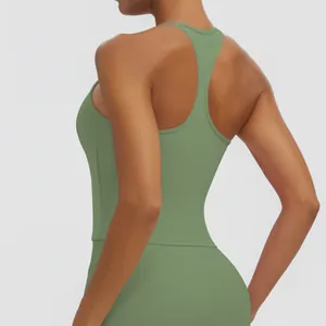 Detailansicht der Rückseite eines salbeigrünen Racerback-Sport-BHs für Yoga und Fitness