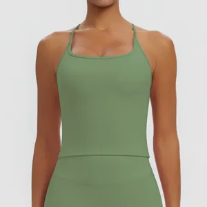 Detail eines grünen Racerback-Sport-Tops mit integrierten Brustpolstern für Yoga.
