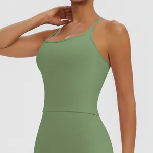Nahaufnahme eines salbeigrünen, schnelltrocknenden Fitness-Yoga-Tops für Damen