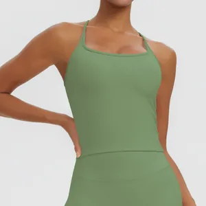 Nahaufnahme des salbeigrünen Sport-Tops mit dünnen Trägern und bequemer Passform für Damen.