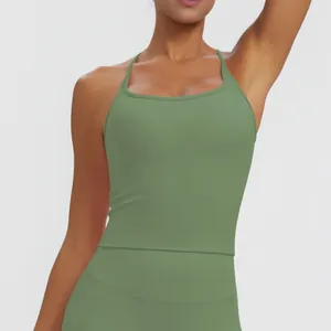 Detailansicht eines salbeigrünen Sport-Yoga-Tops mit dünnen Spaghettiträgern an einem Model