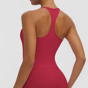 Detaillierte Rückansicht eines dunkelroten Racerback-Sport-BHs für Yoga und Fitness
