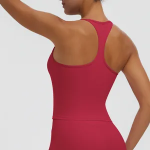 Rückansicht eines bordeauxroten Racerback-Sportoberteils für Yoga und Fitnesstraining