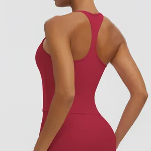 Rückansicht eines roten Racerback-Sport-Yoga-Tops mit einer figurbetonten Silhouette