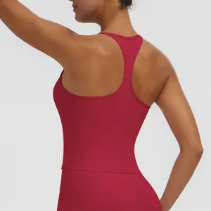 Nahaufnahme eines roten Racerback-Sport-BHs mit Rückendesign und schnell trocknendem Stoff