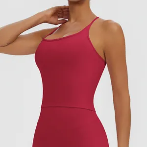 Detailansicht des weinroten, schnelltrocknenden Racerback-Sporttops für Yoga und Fitness