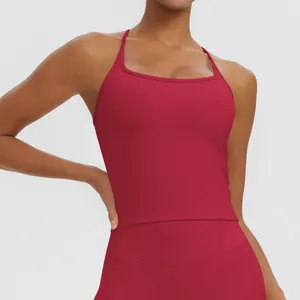 Detailansicht eines roten, schnelltrocknenden Sport-Tops mit dünnen Trägern für Yoga.