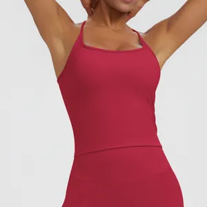 Nahaufnahme eines roten, schnell trocknenden Sport-Tops für Yoga und Fitnesstraining