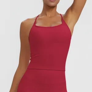 Nahaufnahme eines roten, eng anliegenden Sport-Tops für Yoga und Fitness aus weichem Stoff