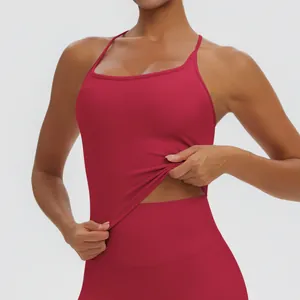 Nahaufnahme des dunkelroten Sport-Tanktops mit hoher Elastizität und weicher Stoffstruktur