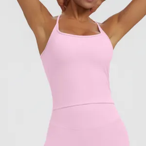 Detailansicht des rosa schnelltrocknenden Sport-Tops mit integriertem gepolsterten BH