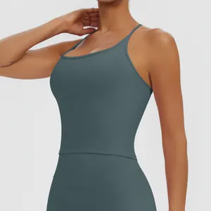 Nahaufnahme eines petrolfarbenen Sport-BHs Yoga-Tops mit schmalen Trägern Design
