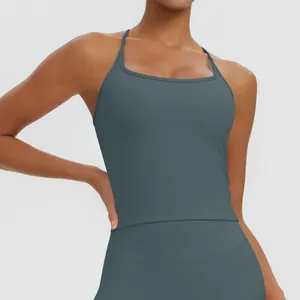 Detailansicht eines staubblauen Yoga-Tops mit dünnen Trägern und integrierten Brustpolstern