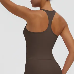 Detaillierte Rückenansicht eines braunen Racerback-Sporttops für Yoga- und Fitnesstraining