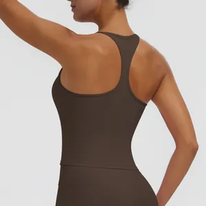 Rückansicht des dunkelbraunen Racerback-Yogatops mit körpernaher Passform und Polstern.