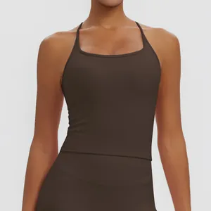 Detailansicht eines kaffeebraunen Sport-Tops mit dünnen Trägern und Karree-Ausschnitt