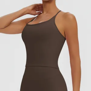 Detaillierte Nahaufnahme eines braunen Yoga-Tops mit integrierten Brustpolstern für Fitness.