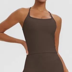 Nahaufnahme eines braunen, schnelltrocknenden Sport-Tops mit Racerback-Trägern