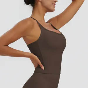Professionelle Seitenansicht eines kaffeebraunen Sport-Yoga-Tanktops an einem Fitnessmodel