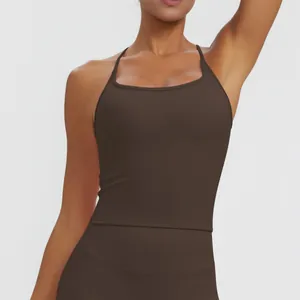 Detailansicht eines dunkelbraunen Sport-Tops mit dünnen Trägern und Karree-Ausschnitt.