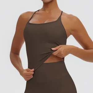 Detailaufnahme des braunen Sport-Tops, die die hohe Elastizität des Stoffes zeigt.