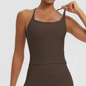 Detailansicht des braunen, schnelltrocknenden Sport-Tops mit dünnen Trägern für Yoga