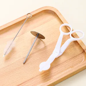 Vue détaillée d'un clou à fleurs, brosse de nettoyage et ciseaux pour fleurs